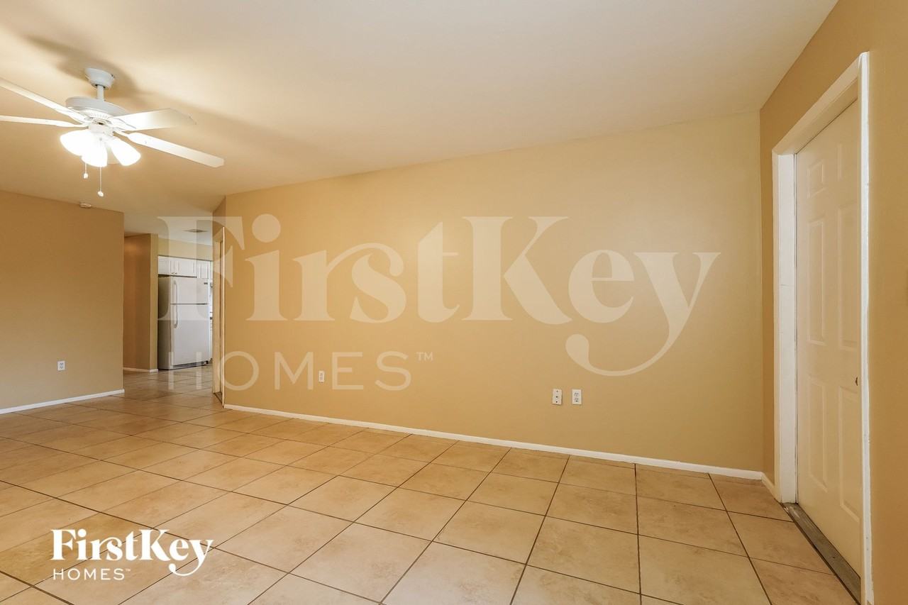 2719 Nw 7th Ter - Photo 4 of 15