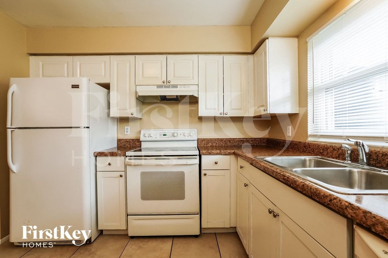 2719 Nw 7th Ter - Photo 5 of 15