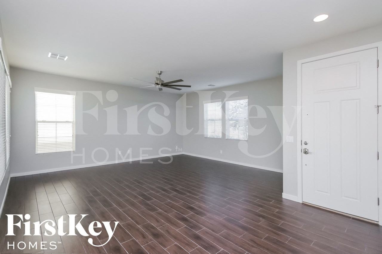 2633 S Tobin - Photo 2 of 15
