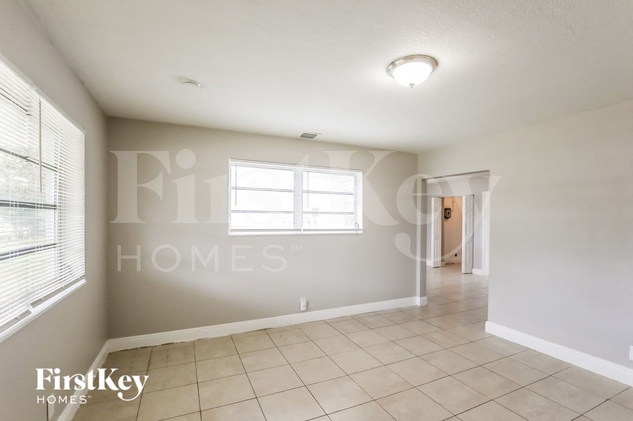 2435 Liberty St - Photo 2 of 19
