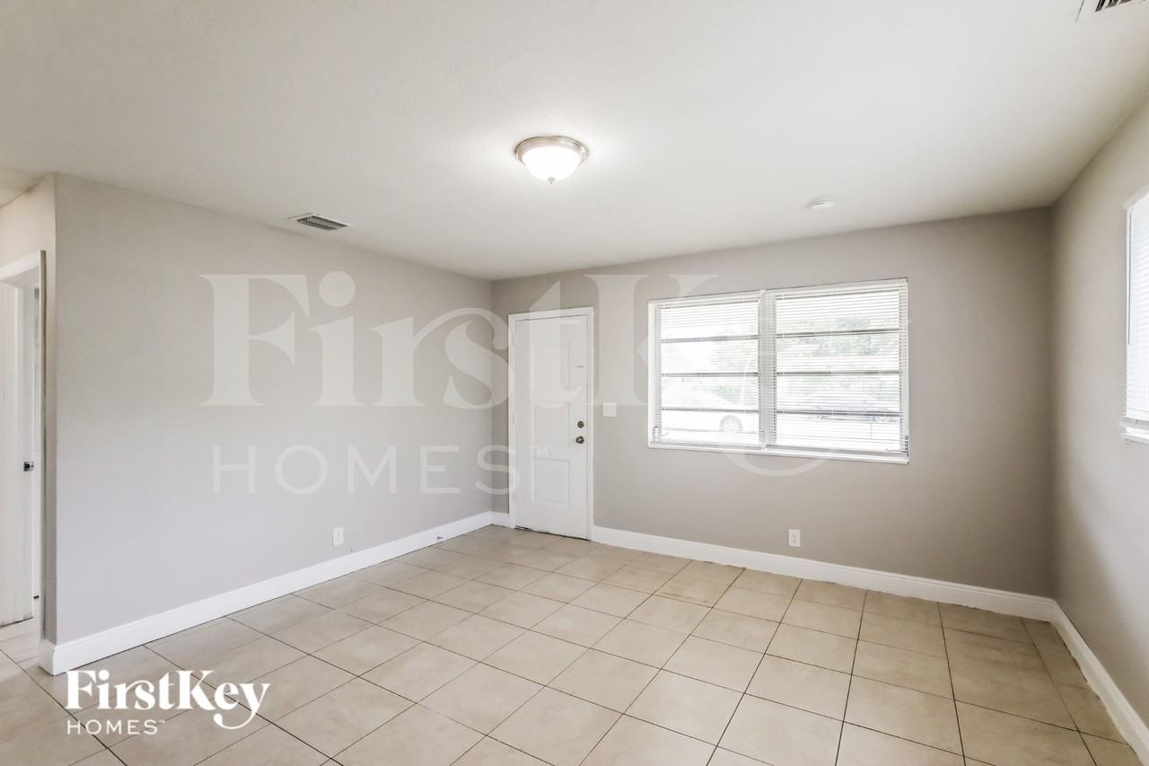 2435 Liberty St - Photo 3 of 19