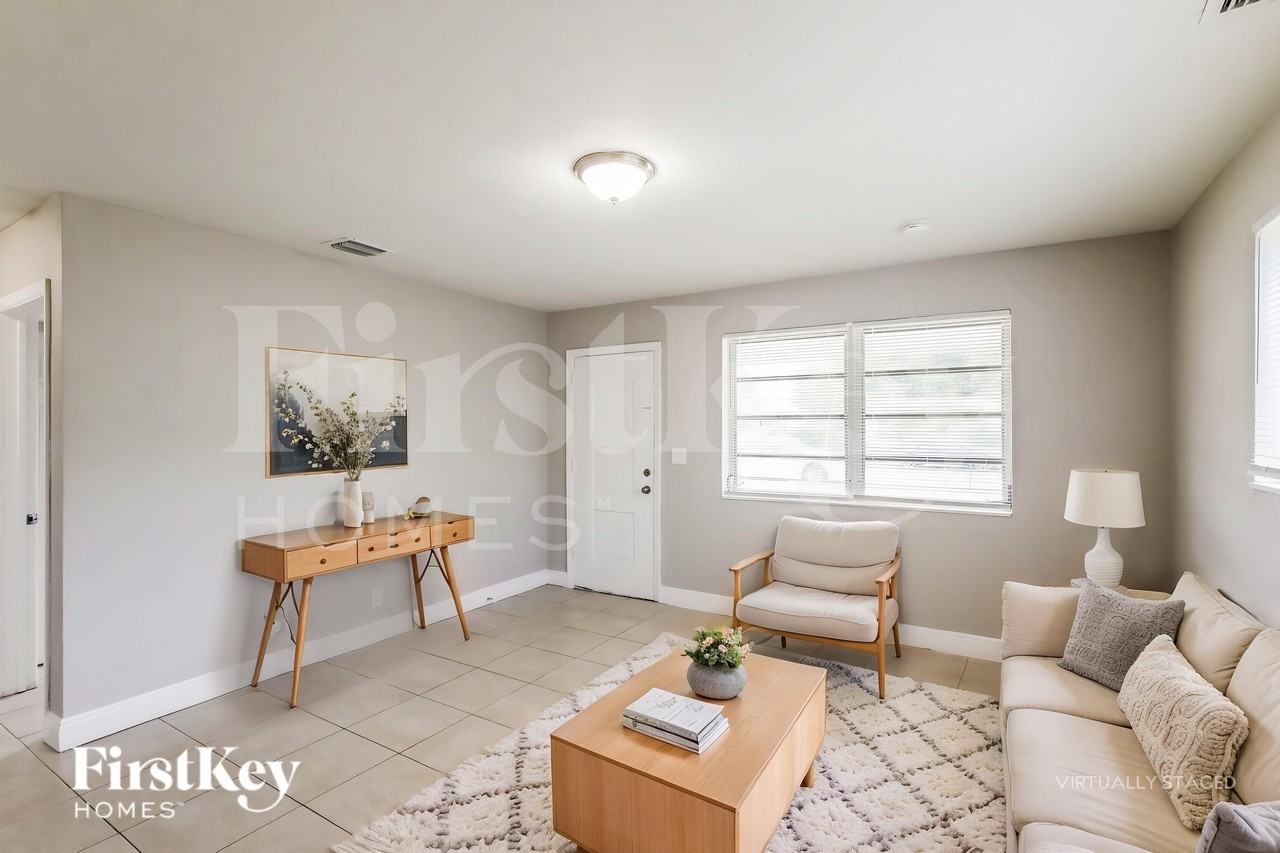 2435 Liberty St - Photo 4 of 19