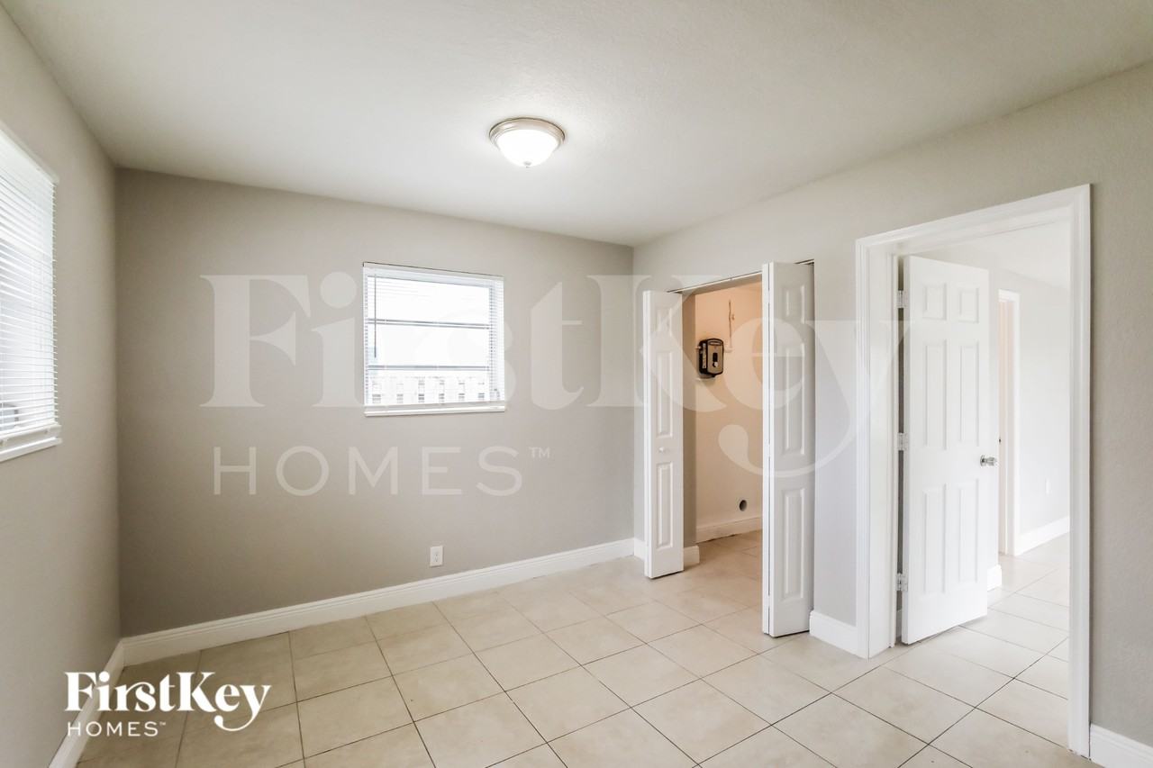 2435 Liberty St - Photo 5 of 19