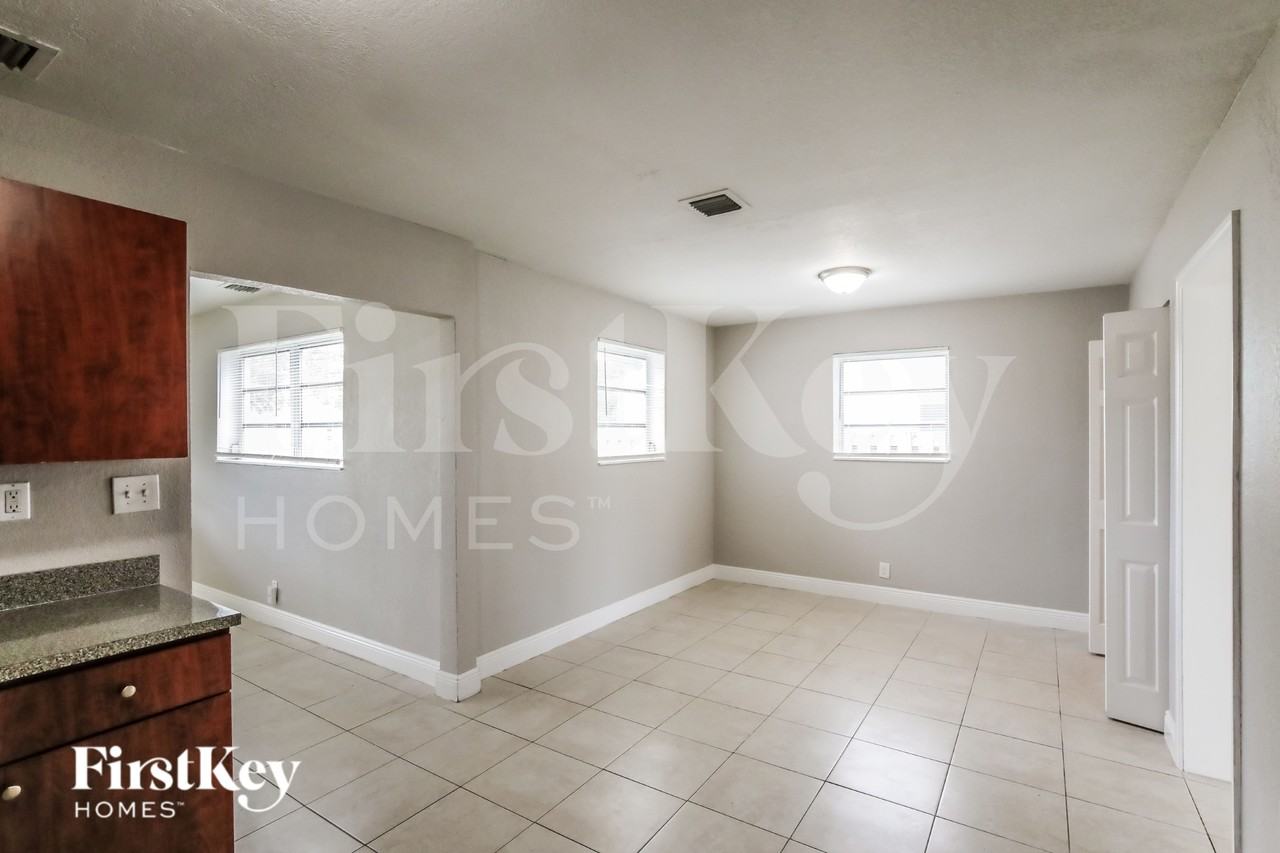 2435 Liberty St - Photo 7 of 19