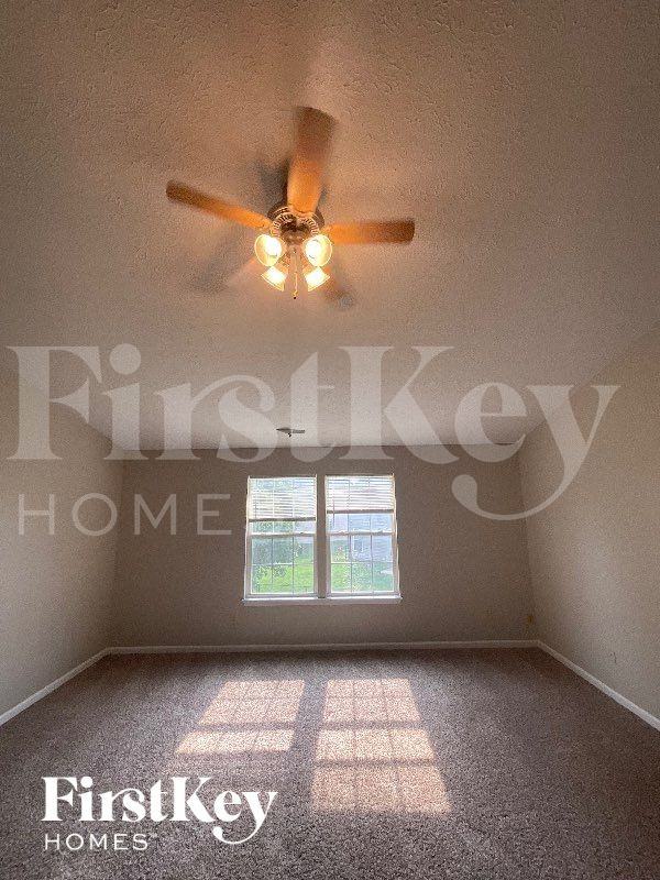2377 Willowview Dr - Photo 2 of 3