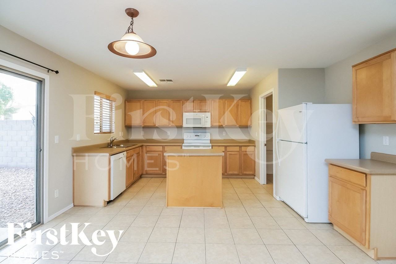 1844 E Omega Dr - Photo 4 of 15