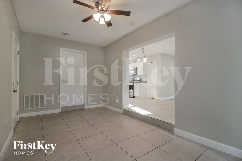 1833 Pineview Cir - Photo 3 of 15