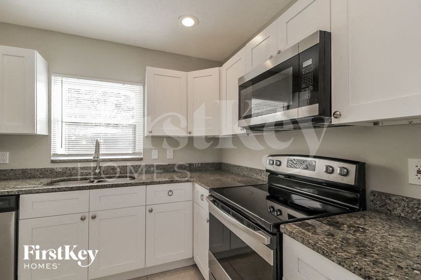 1833 Pineview Cir - Photo 5 of 15