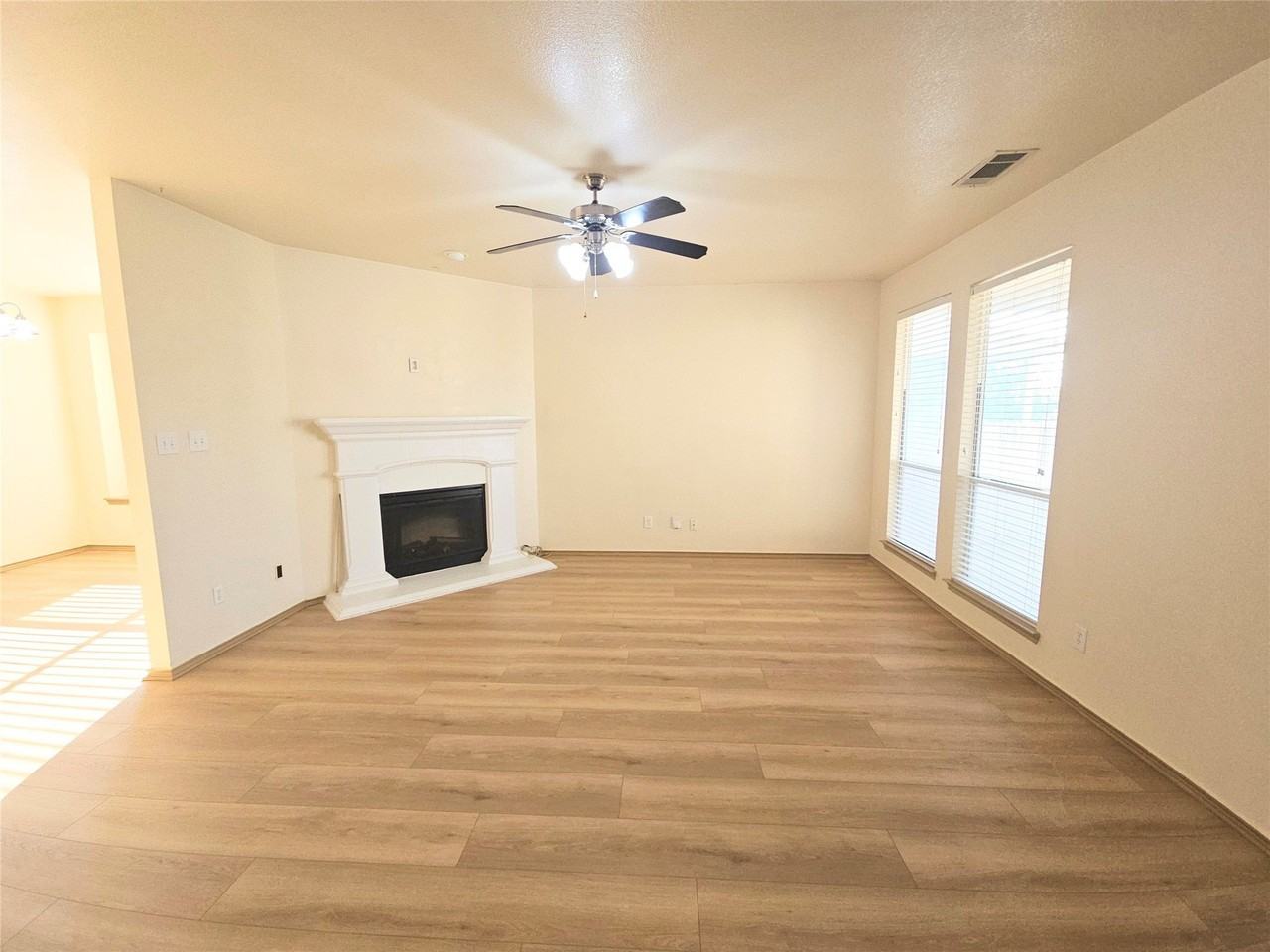 10945 Hawks Landing Rd - Photo 6 of 28