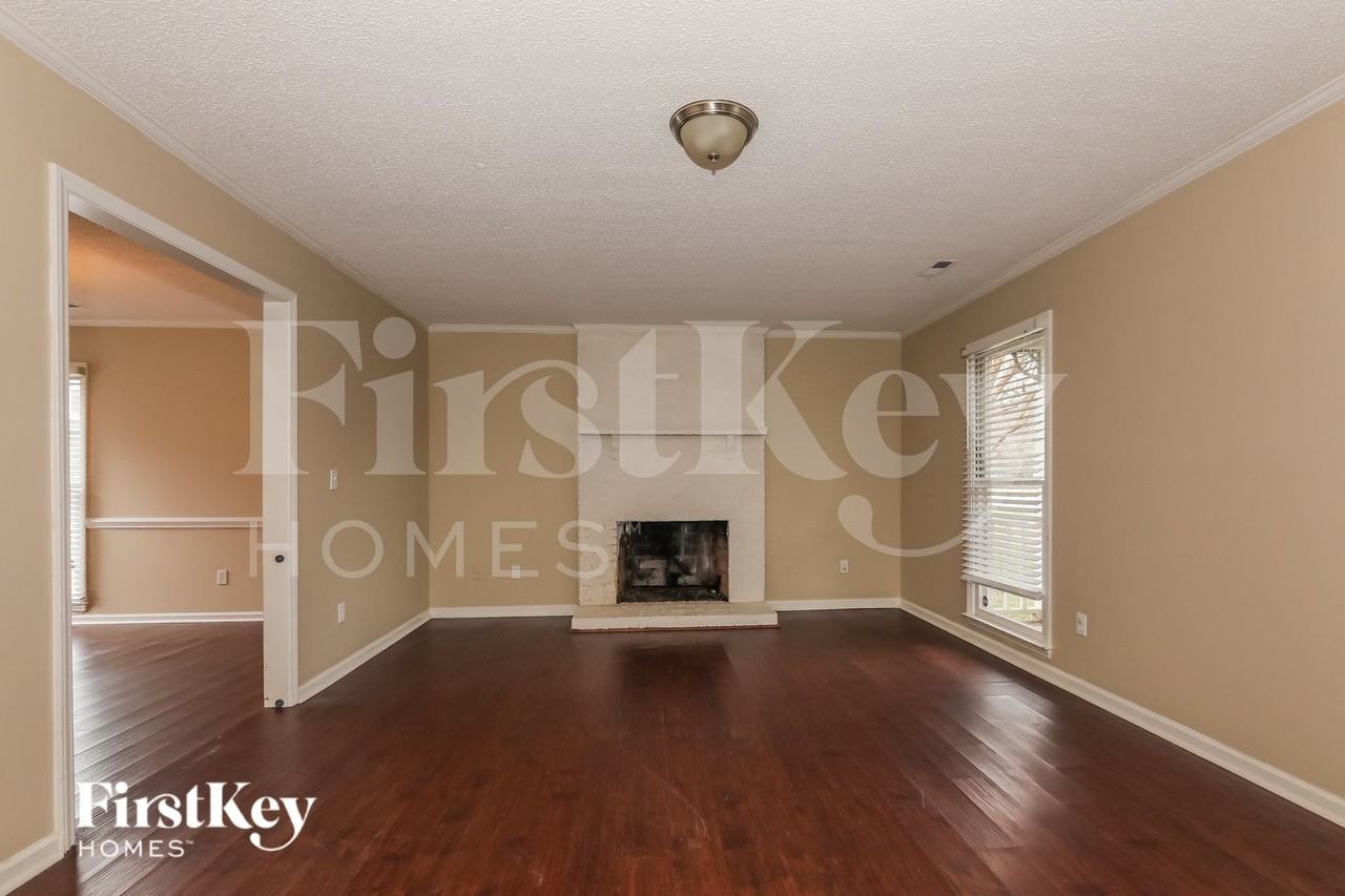 13701 Strathaven Dr - Photo 4 of 16