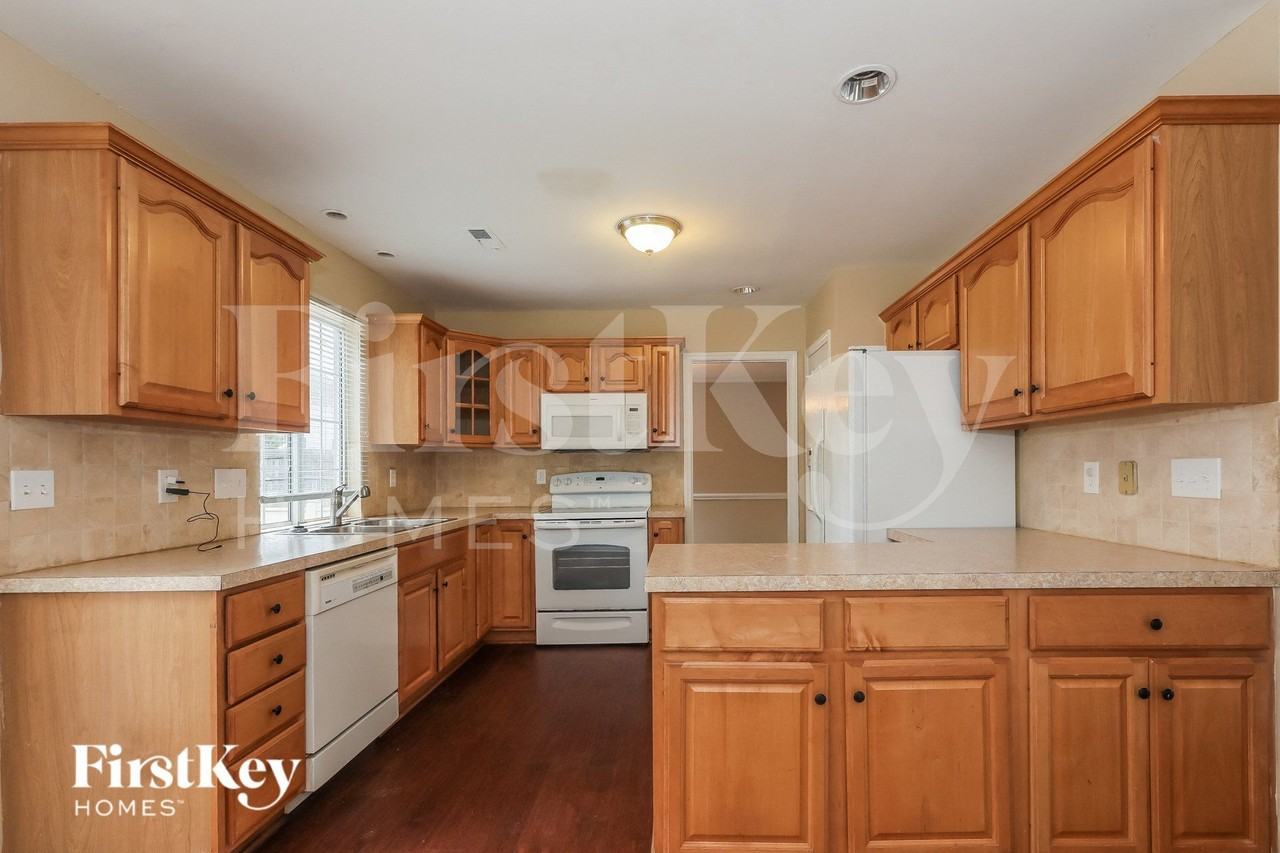 13701 Strathaven Dr - Photo 7 of 16