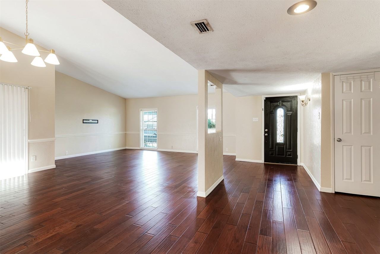 925 Lombardy Dr - Photo 2 of 26