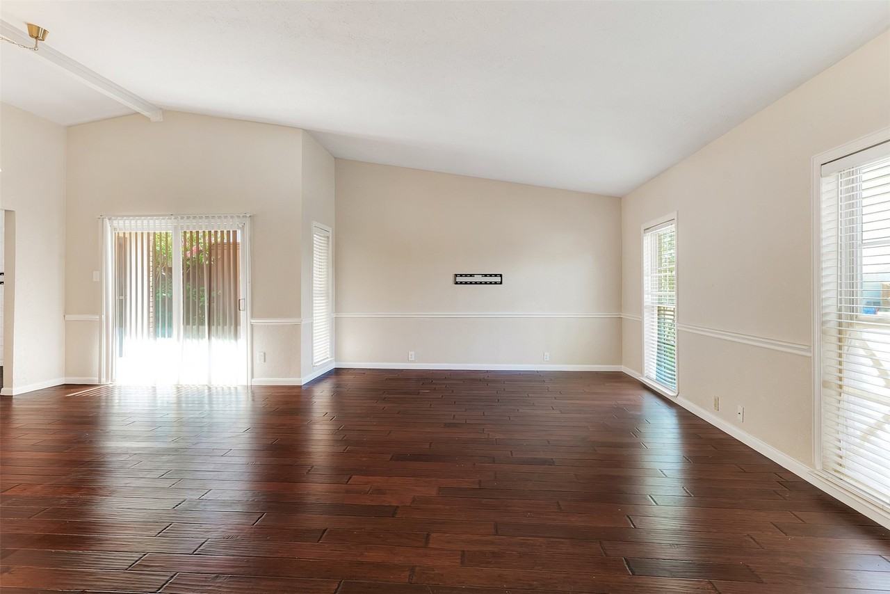925 Lombardy Dr - Photo 3 of 26