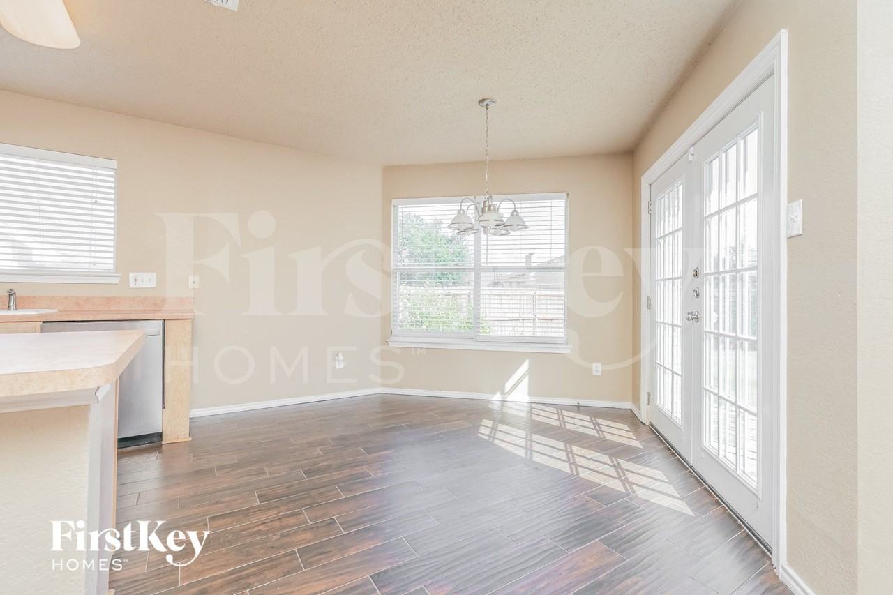 1132 Beechwood Ln - Photo 4 of 15