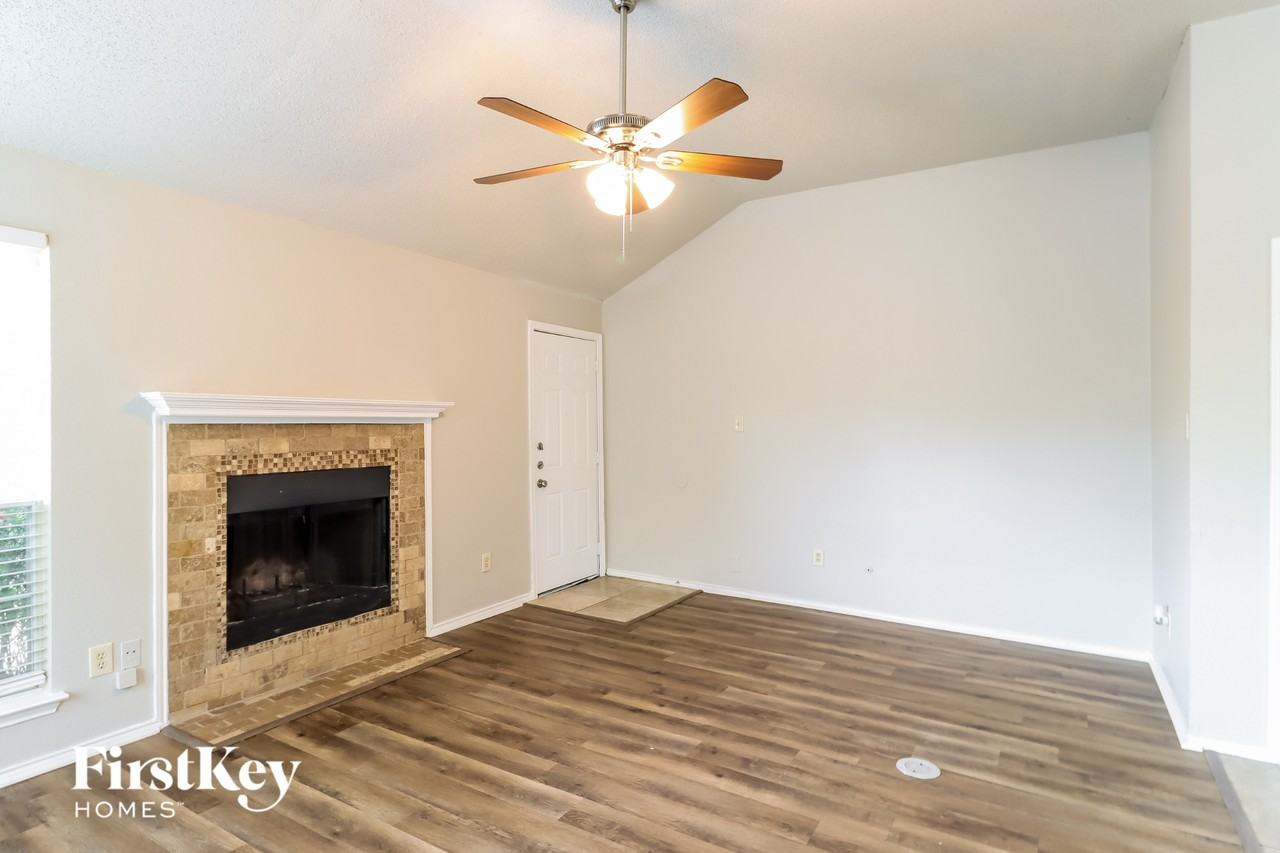 1129 Rosewood Ln - Photo 3 of 15