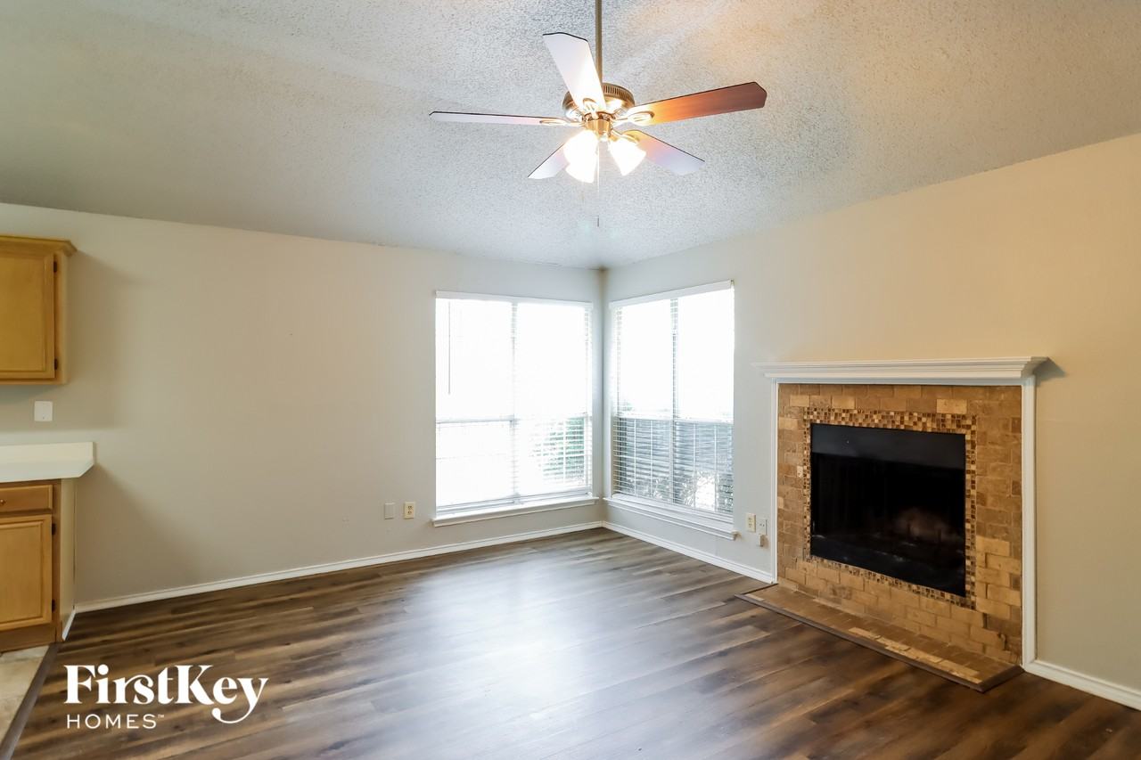 1129 Rosewood Ln - Photo 4 of 15