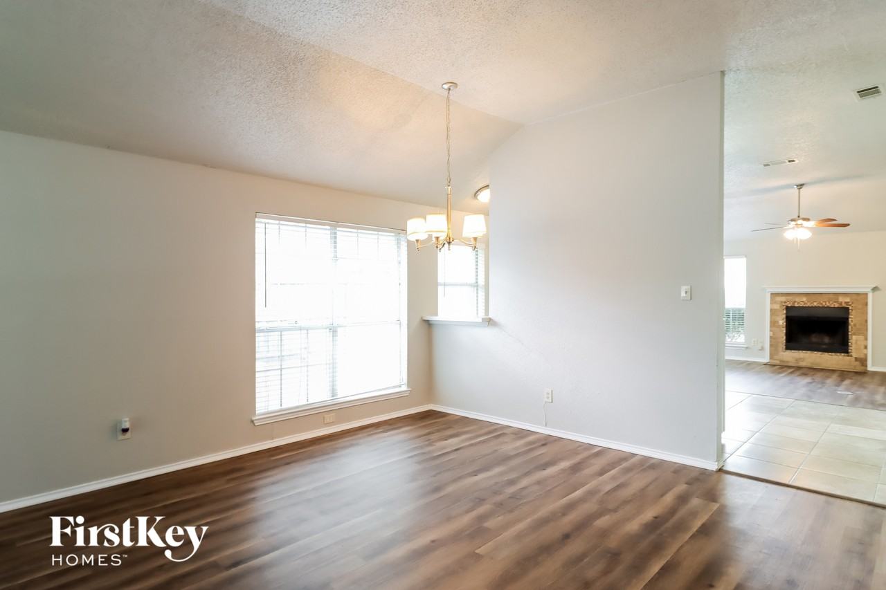1129 Rosewood Ln - Photo 5 of 15