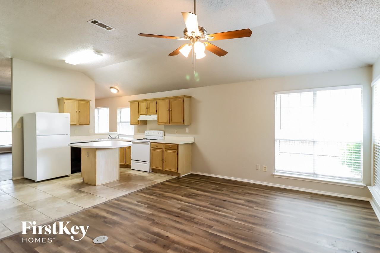 1129 Rosewood Ln - Photo 7 of 15
