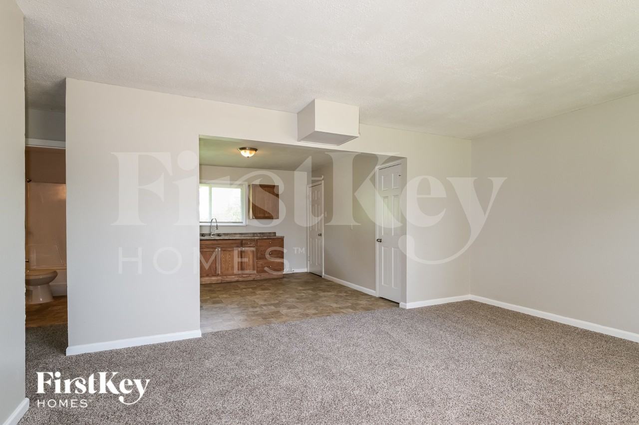 110 Robert Dr - Photo 3 of 16