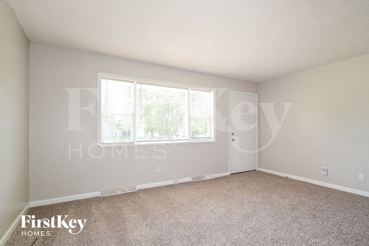 110 Robert Dr - Photo 4 of 16