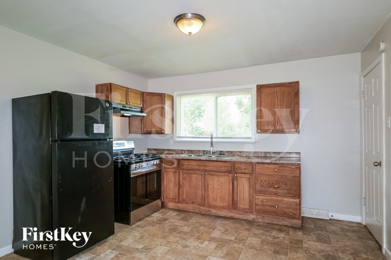 110 Robert Dr - Photo 5 of 16