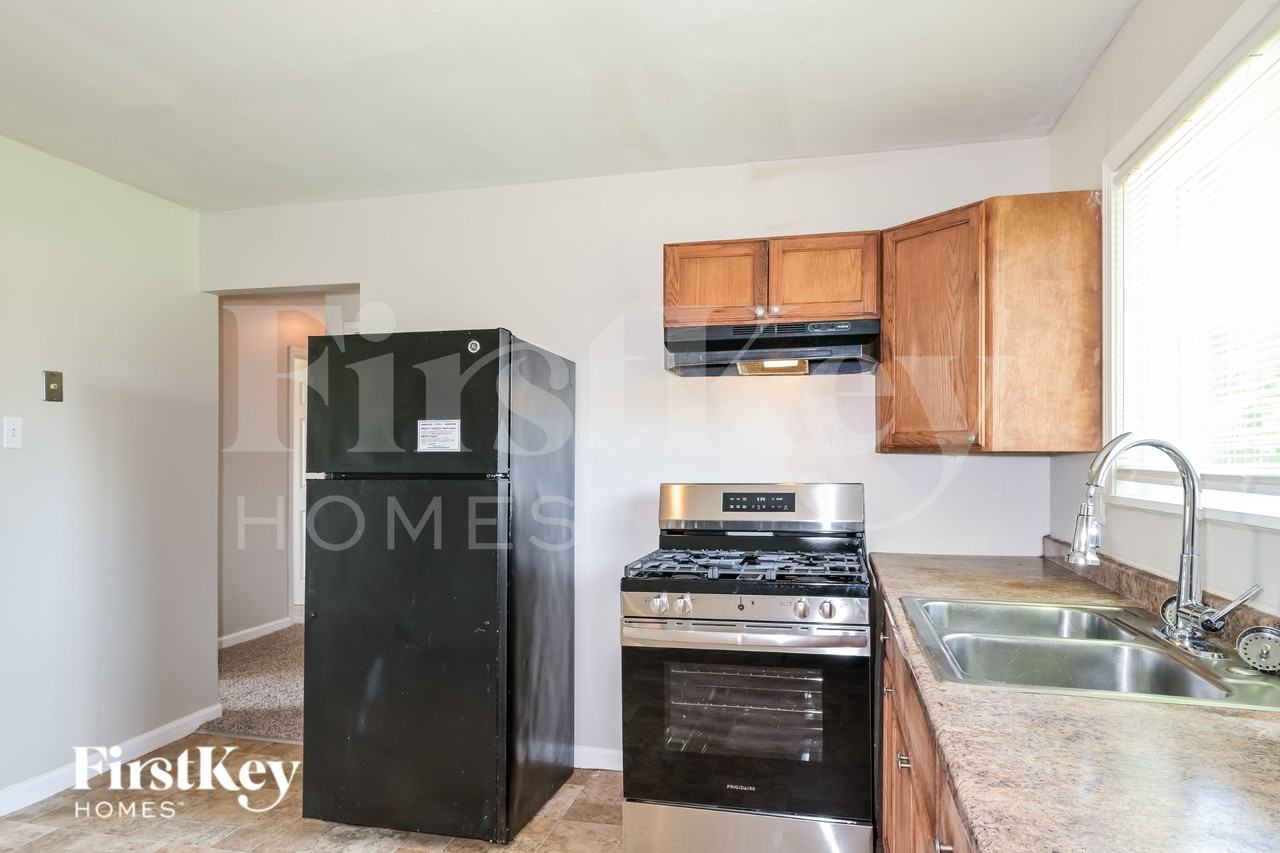 110 Robert Dr - Photo 6 of 16