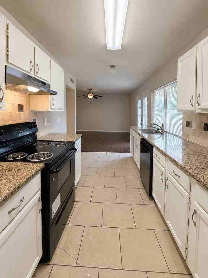 2937 Emberwood Dr - Photo 5 of 20
