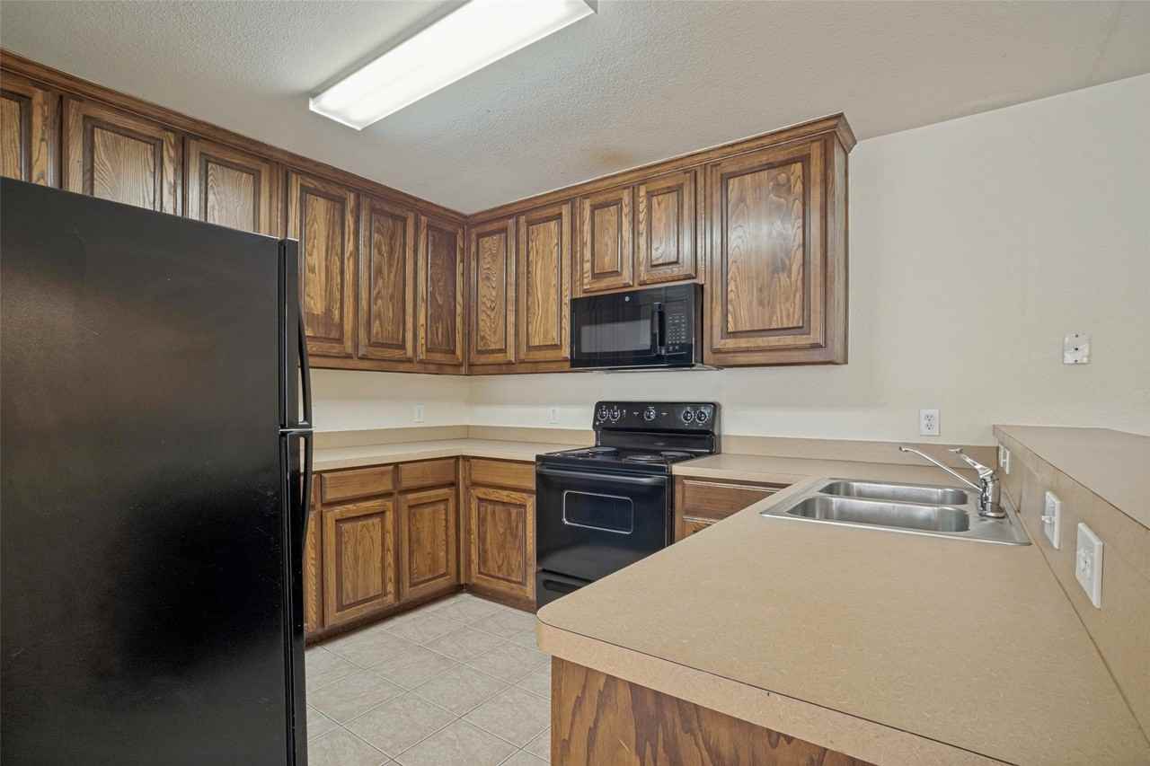 1114 Mulkey Ln - Photo 4 of 12