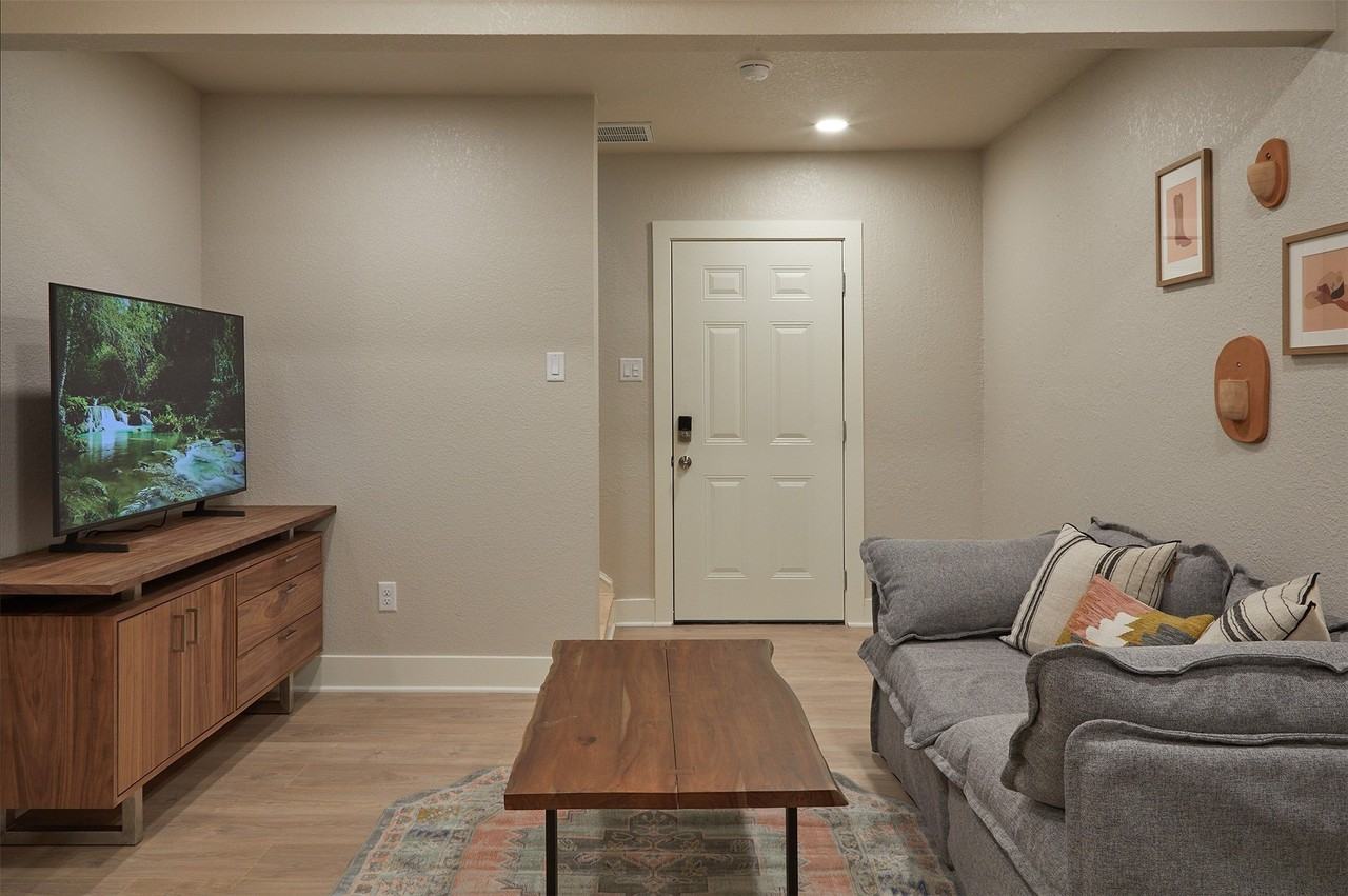 805 Lilac St - Photo 4 of 21