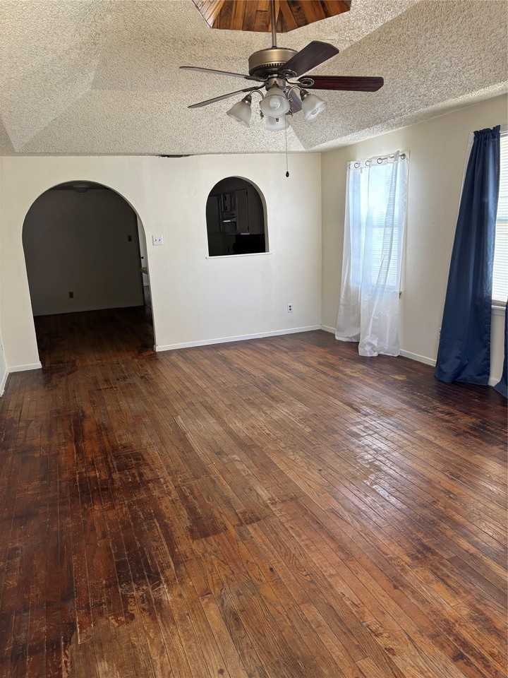 1926 Sewell St - Photo 2 of 11