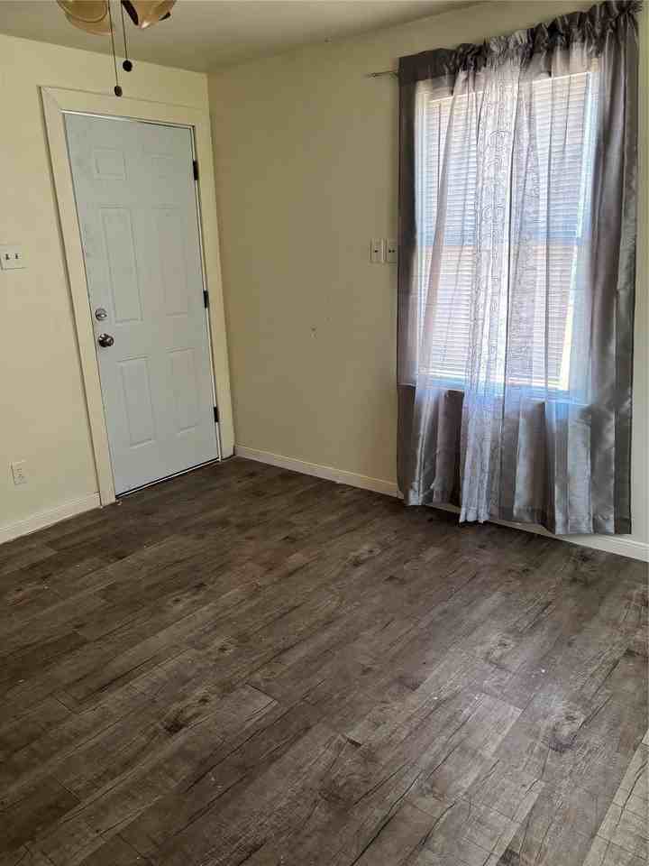 1926 Sewell St - Photo 5 of 11