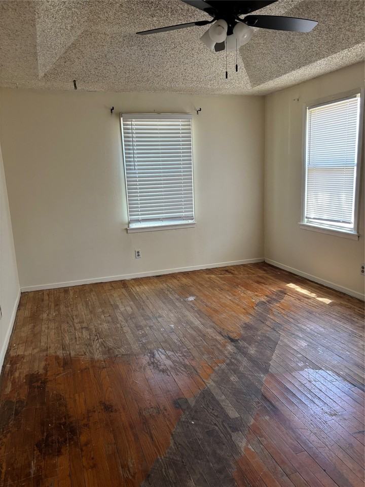 1926 Sewell St - Photo 6 of 11