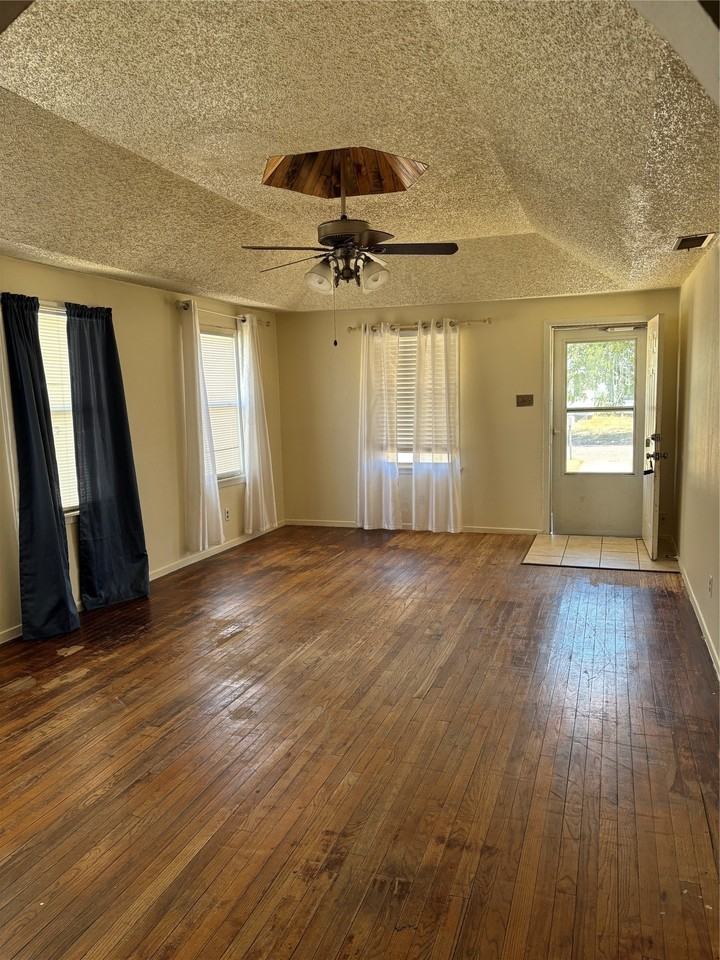 1926 Sewell St - Photo 7 of 11