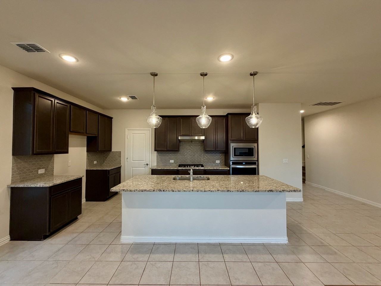 900 Penny St - Photo 5 of 37