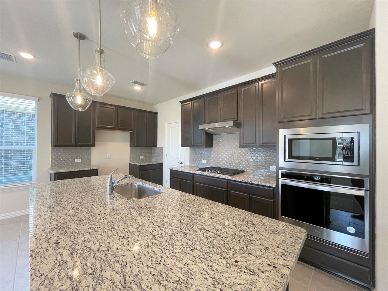 900 Penny St - Photo 6 of 37