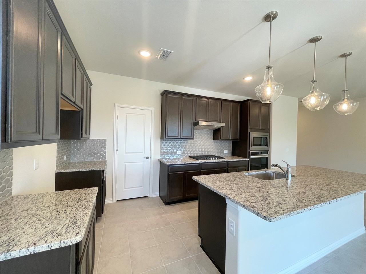 900 Penny St - Photo 7 of 37