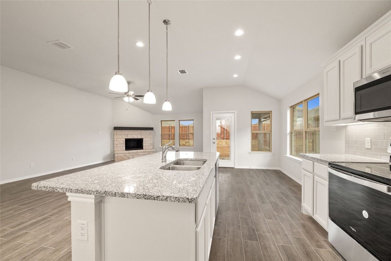 635 Frio Ln - Photo 2 of 29