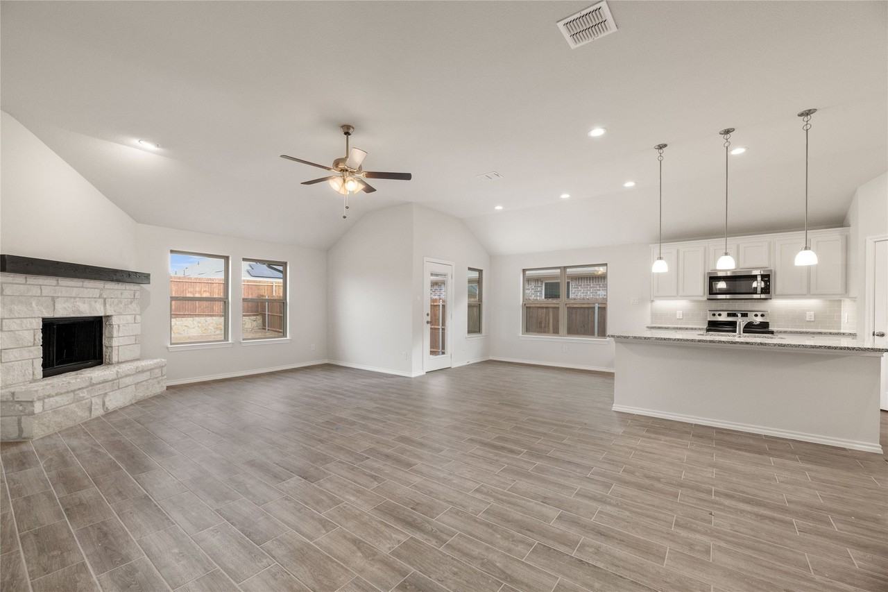 635 Frio Ln - Photo 3 of 29