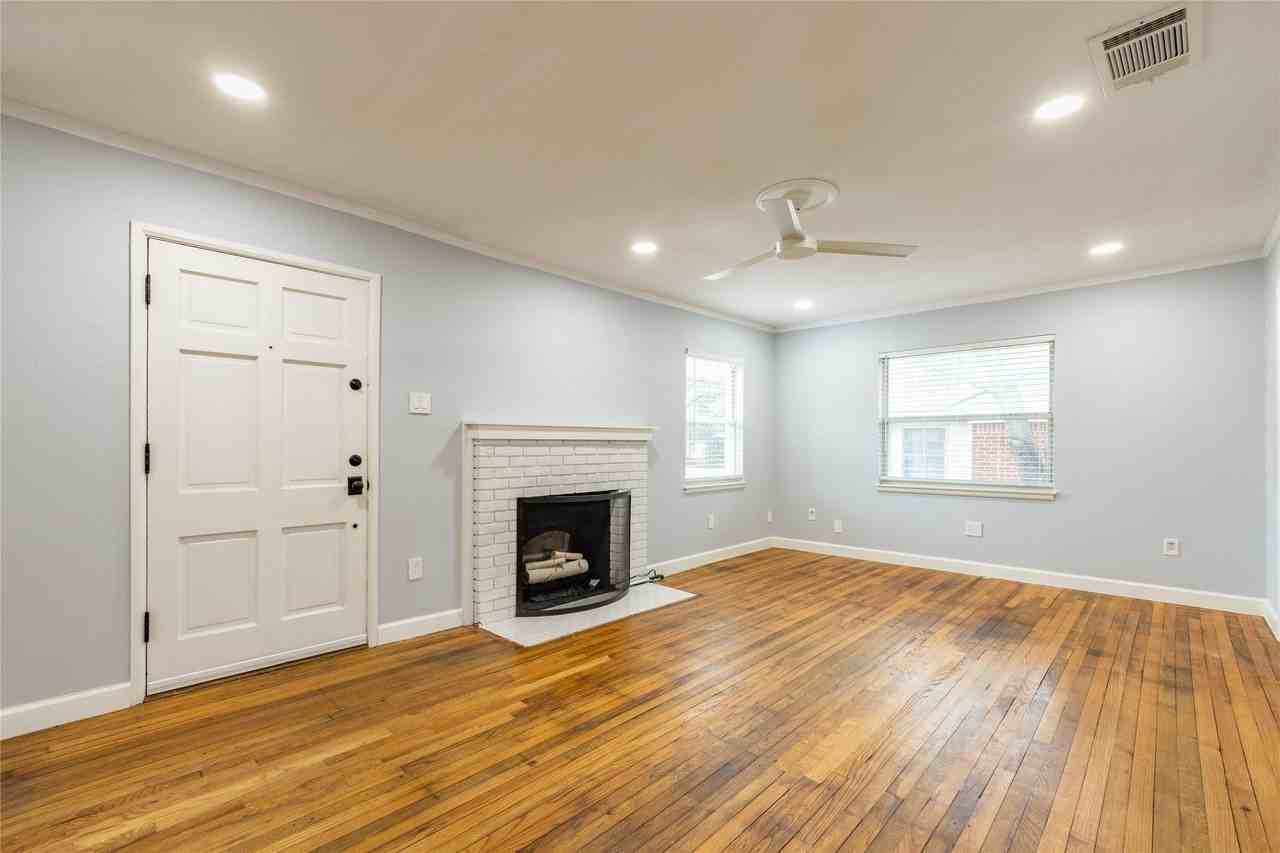 2732 Mateur St - Photo 4 of 35