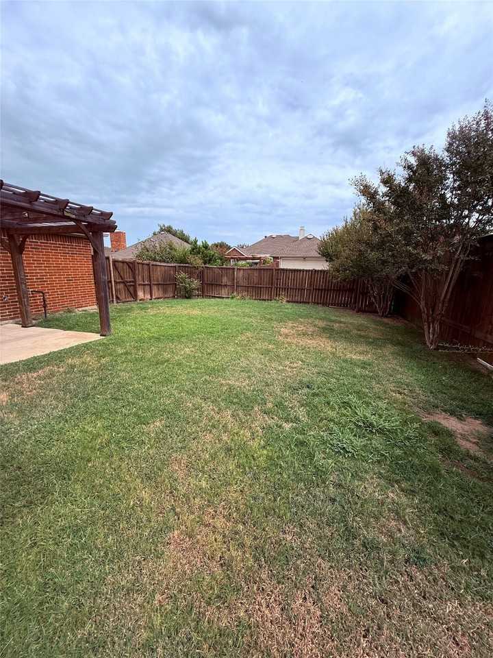 3860 Gillespie Dr - Photo 3 of 12