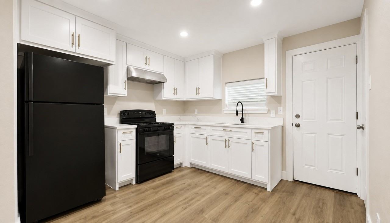 1005 Winnie St - Photo 4 of 14