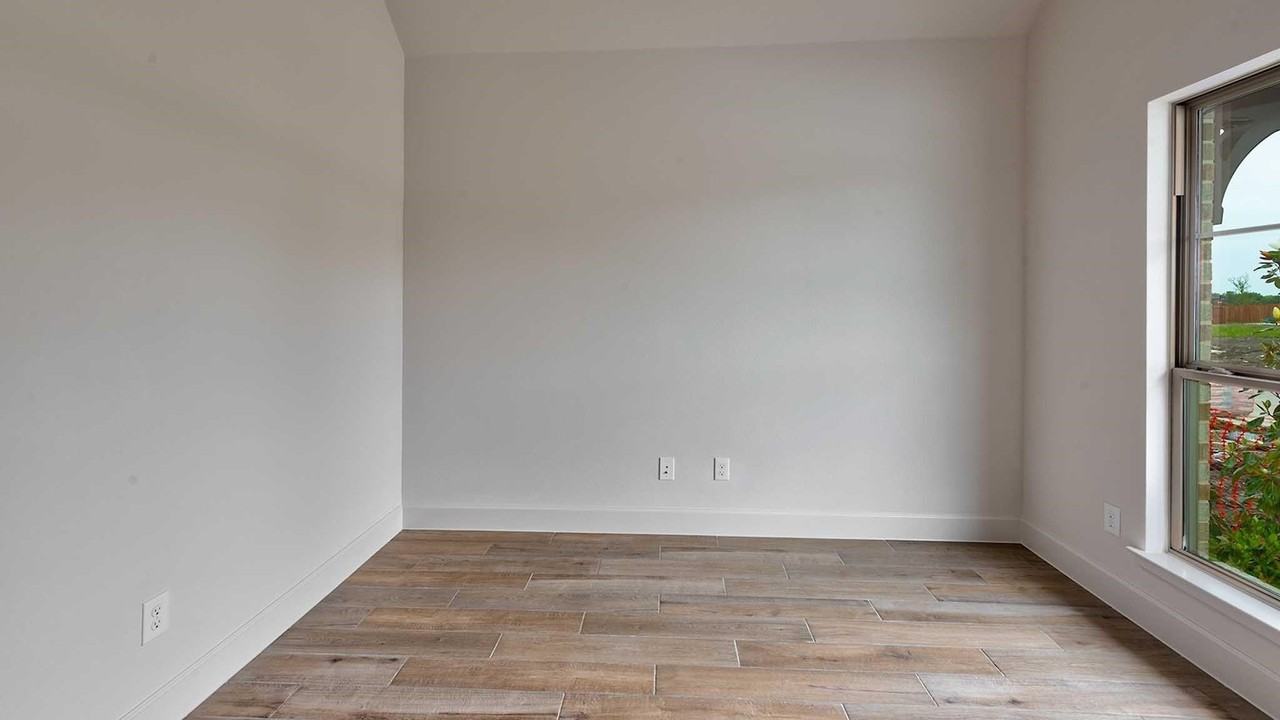 3033 Elmwood St - Photo 5 of 23