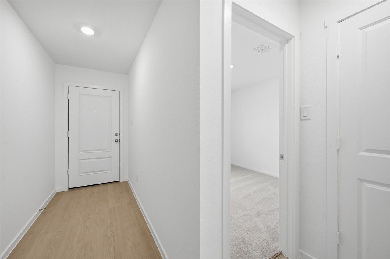 10744 Gun Barrel St - Photo 4 of 31