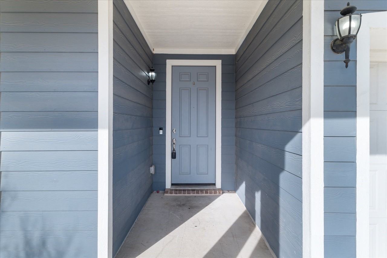 9141 Blackstone Dr - Photo 3 of 39