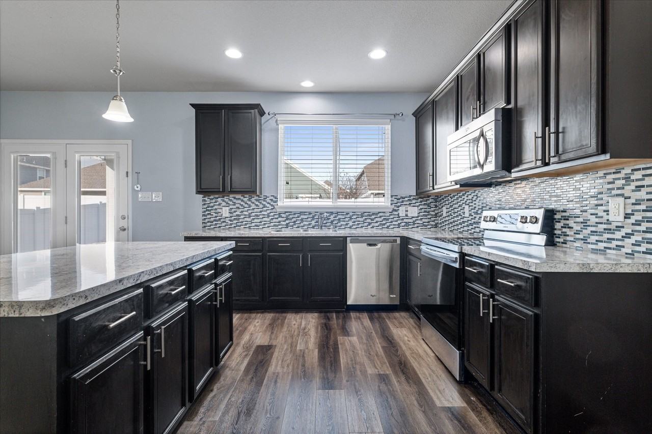 9141 Blackstone Dr - Photo 4 of 39