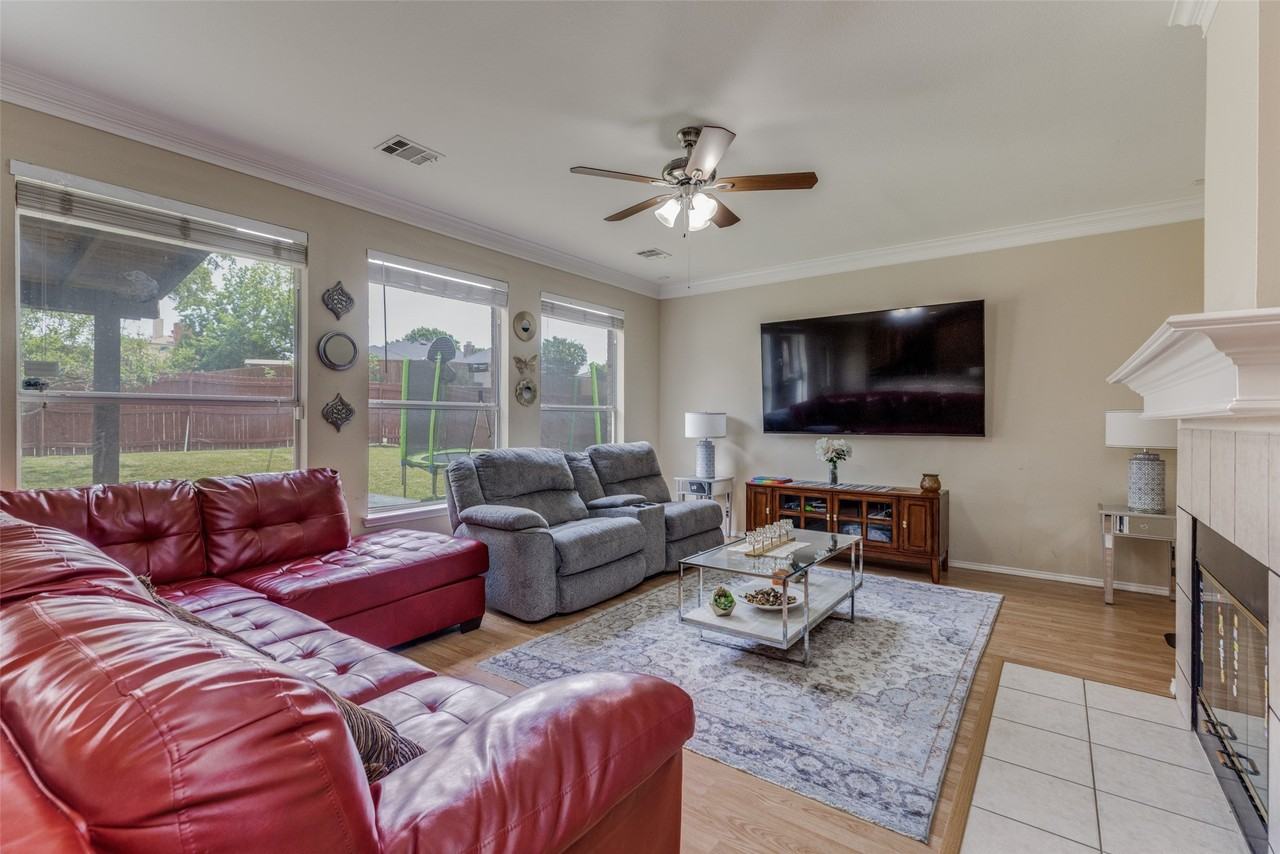 3926 Rolling Oaks Dr - Photo 3 of 15