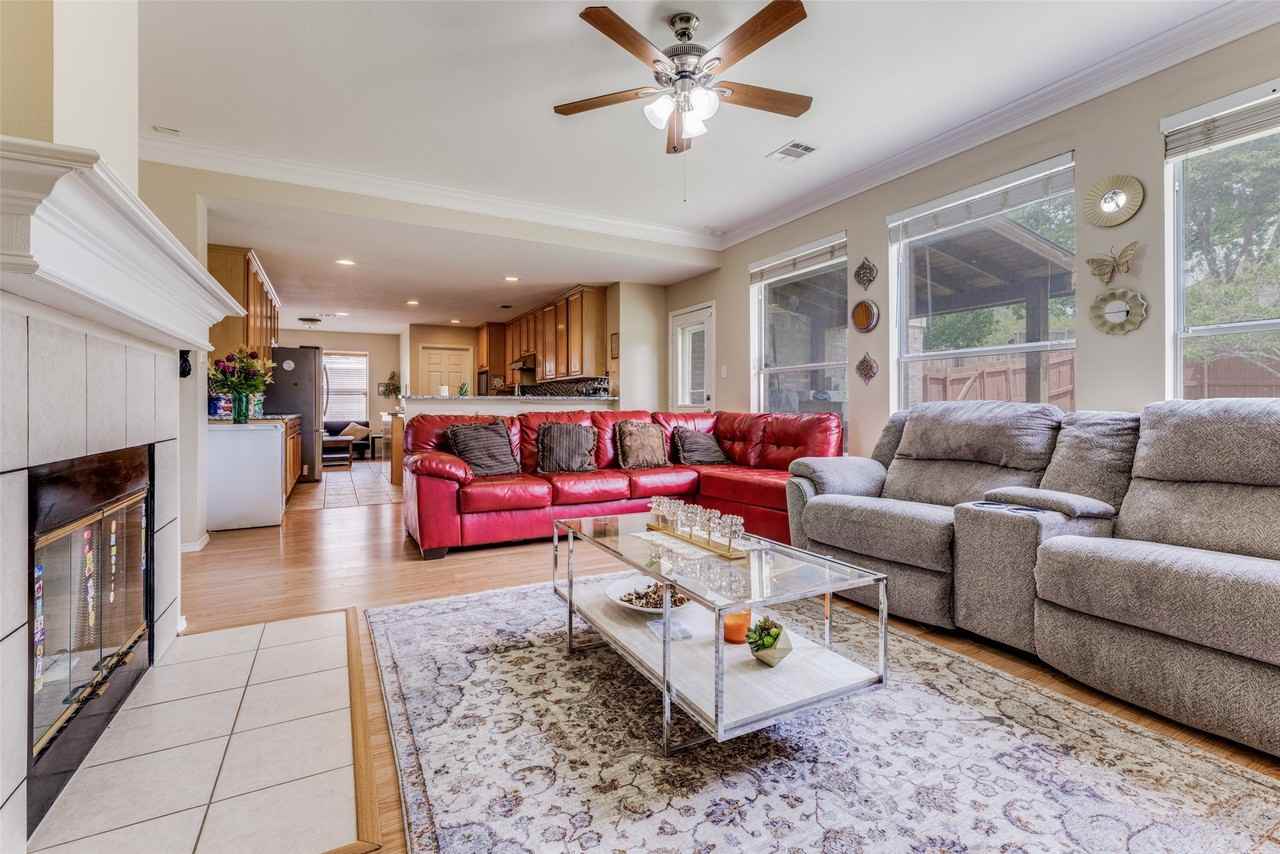 3926 Rolling Oaks Dr - Photo 4 of 15