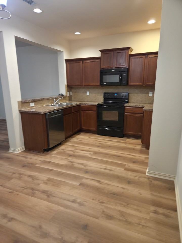 6820 Carrington Ln - Photo 4 of 24