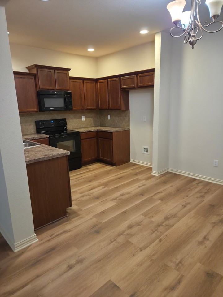 6820 Carrington Ln - Photo 5 of 24