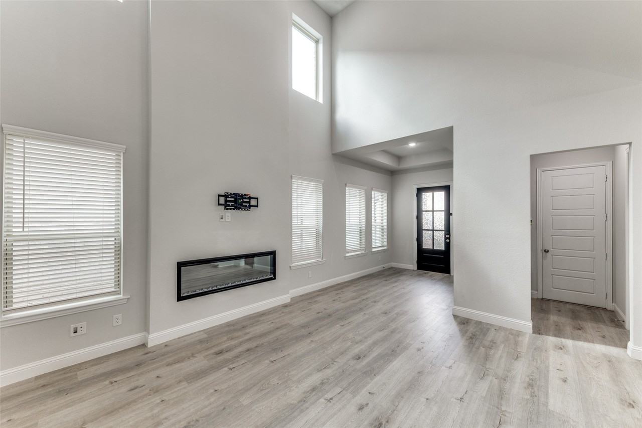 4592 Refugio Dr - Photo 3 of 36
